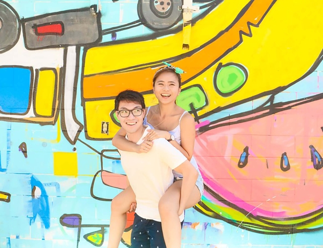 couple piggy backing 