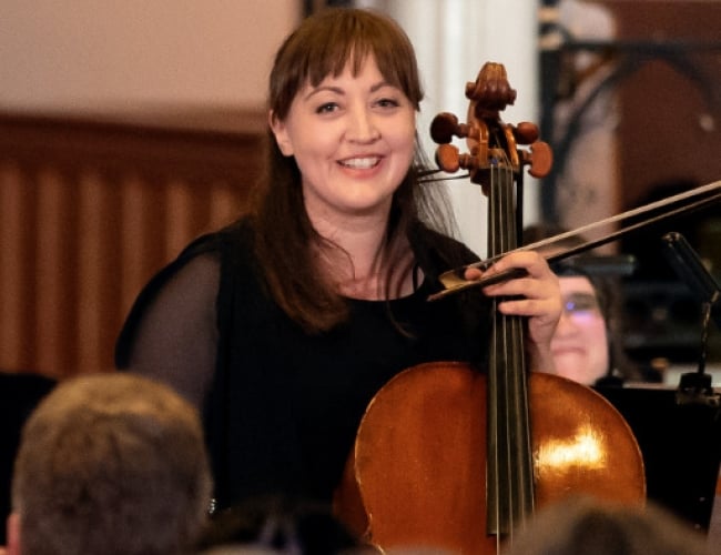 Alexa Haynes-Pilon conducting with her baroque cello.
