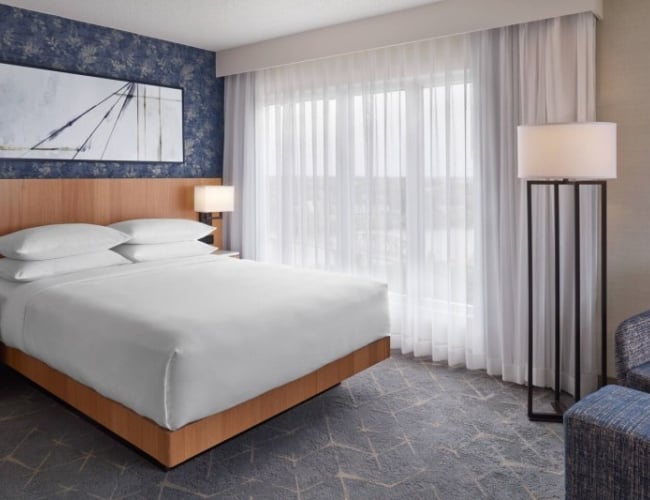 Delta Hotels by Marriott Saskatoon Downtown – Corner Queen Guestroom