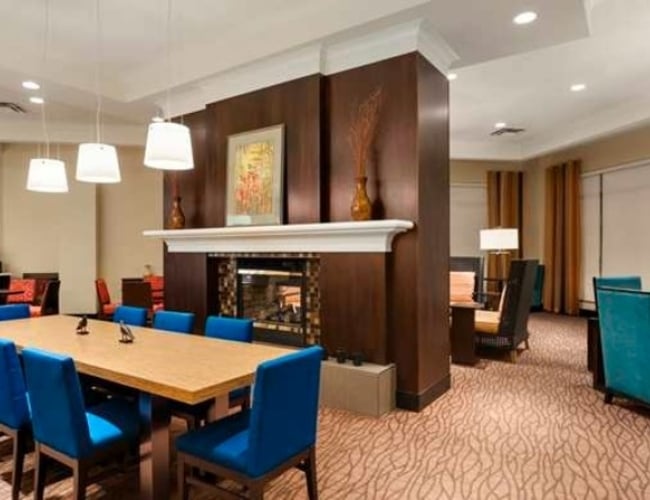 Hilton Garden Inn Saskatoon Downtown – Lobby Seating