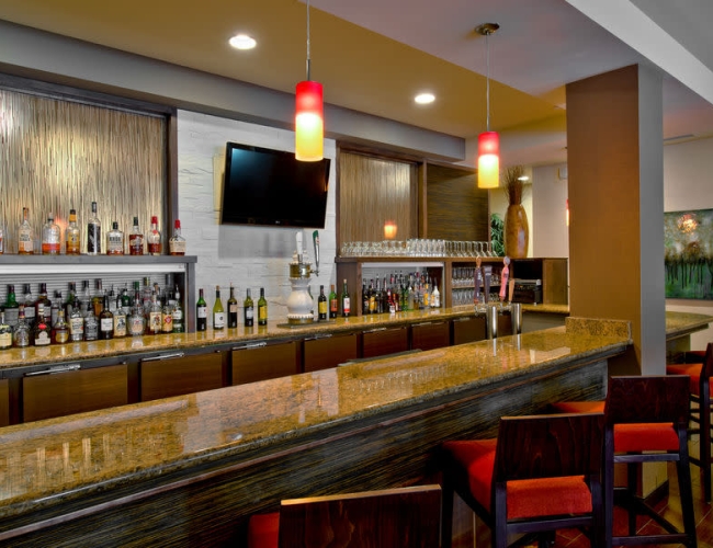 Steps Lounge – Enjoy A Drink At The Bar