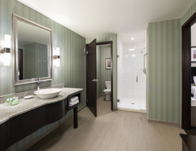 Holiday Inn Saskatoon Downtown – Penthouse Suite Guest Bathroom