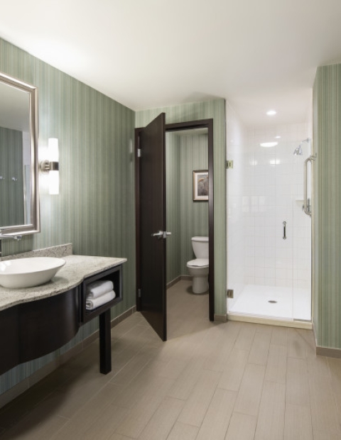 Holiday Inn Saskatoon Downtown – Penthouse Suite Guest Bathroom