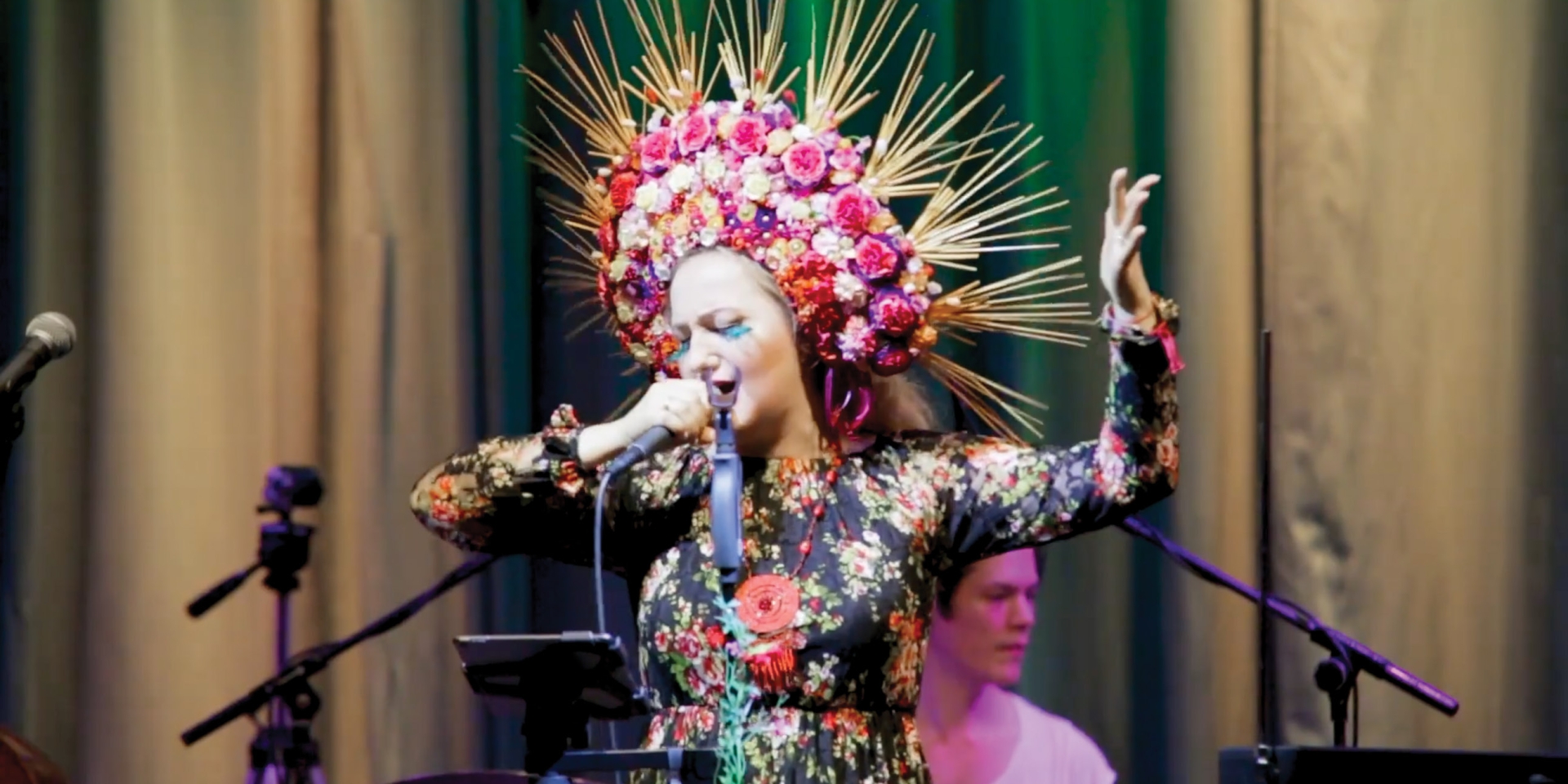 image of Olga Zaitseva-Herz performing Ukrainian folksongs