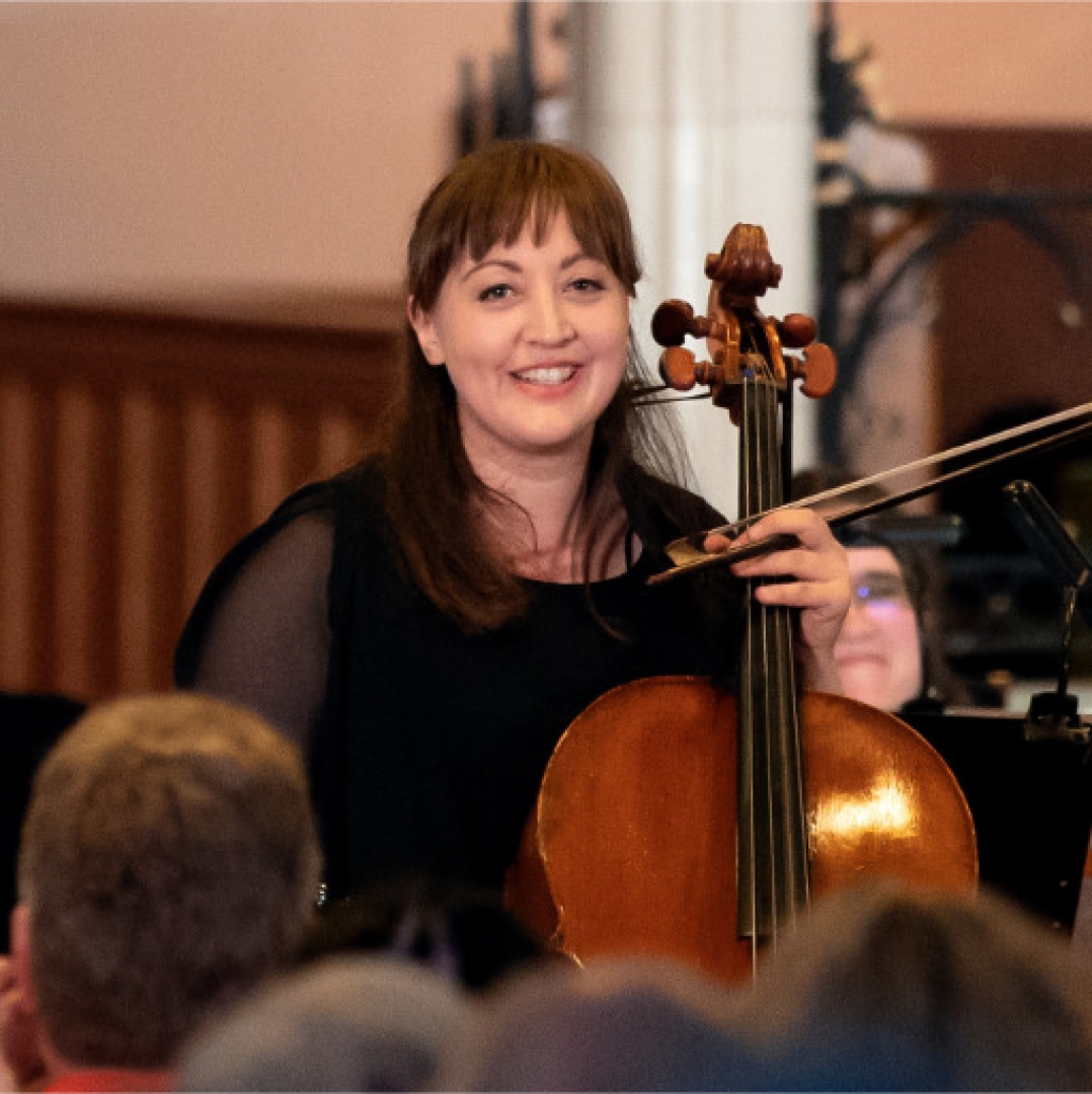 Alexa Haynes-Pilon conducting with her baroque cello.